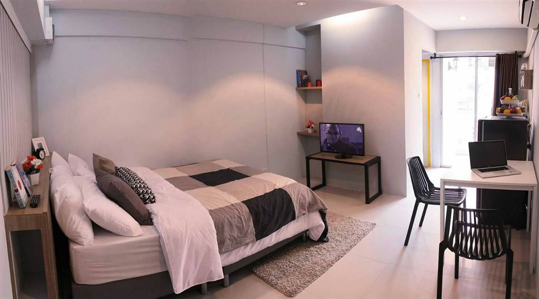 ห้อง Standard 2 รีโนเวทใหม่ โทนเทาโมเดิร์น พร้อมมุมครัวและโต๊ะทำงาน